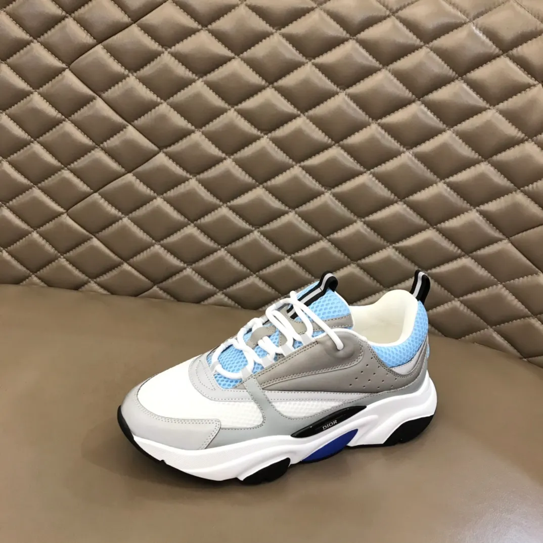 Factory price: 480💰 ◾️▫️Dior D®️ x 🆕 (high version) B22 men's jogging fashion sneakers, this single product draws inspiration from retro jogging shoes. It adopts a thick low-top design, with an upper made of black cow leather and mesh fabric, and a black and white engraved rubber sole. Black mesh fabric tongue and heel counters complement black laces, with an embossed "Di~r" logo embellishment on the side. These sneakers can be mixed and matched with a classic suit for a sporty chic look! Size: 39-45 (38, 46 can be customized)
